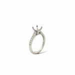 Elegant white gold ring with sparkling diamonds, perfect for engagements and special occasions.