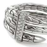 Stylish intertwined bracelet with diamonds, featuring modern elegance and classic design.
