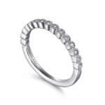 Elegant white gold ring with dazzling diamonds, perfect for any occasion or everyday wear.