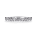 Elegant diamond ring in white gold with sparkling round-cut diamonds and exquisite craftsmanship.
