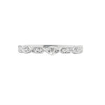 Elegant white metal ring with alternating gemstones, perfect for any occasion or personal style.
