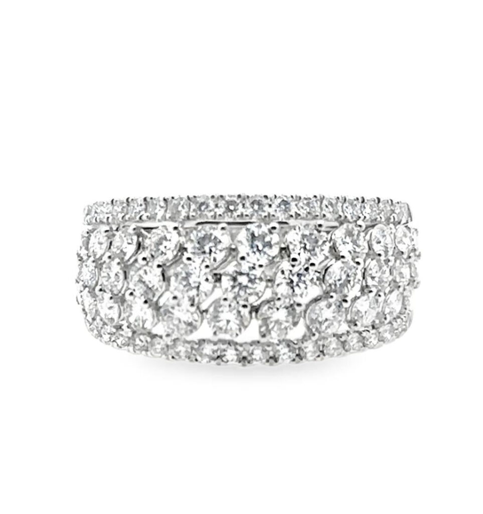 Elegant sparkling ring with diamond-like stones, perfect for special occasions or everyday wear.