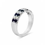 Elegant sapphire and diamond ring in white metal, perfect for special occasions and timeless style.