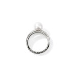 Elegant silver ring with pearl, featuring intertwined bands and modern design for timeless style.
