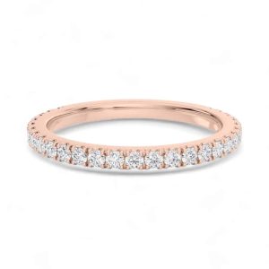 Elegant rose gold band ring with sparkling diamonds for a sophisticated and timeless accessory.