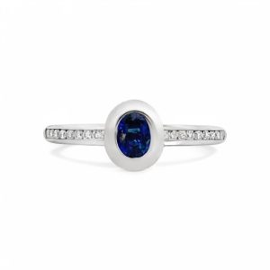 Elegant sapphire ring with diamonds, perfect for commitments and special occasions.