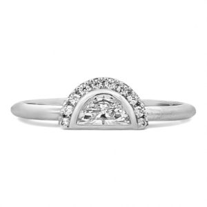 Elegant diamond ring in white gold, featuring a stunning semi-circular design and halo.
