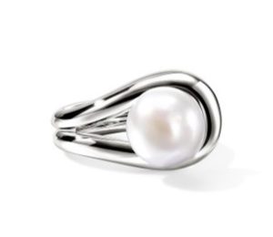 Elegant silver ring featuring a lustrous pearl, perfect for any occasion.