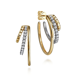 Elegant gold hoop earrings with diamonds, combining modern design and sophistication for any occasion.