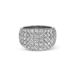 Stunning diamond ring in white gold, featuring a luxurious pavé design and brilliant clarity.