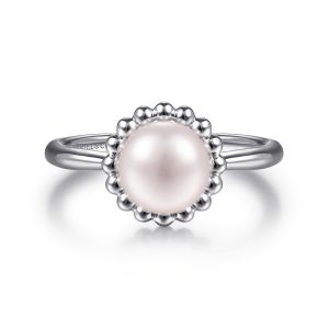 Elegant silver ring featuring a lustrous central pearl in an intricate scalloped setting.