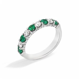 Elegant emerald and diamond ring in white metal, perfect for any occasion.
