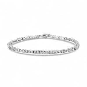 Elegant diamond tennis bracelet in white gold, showcasing luxury and timeless sophistication.