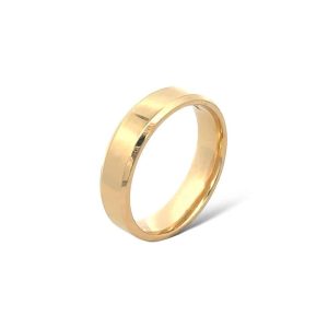 Elegant gold ring with a polished finish, perfect for everyday wear and special occasions.