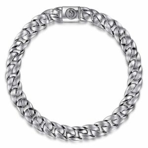 Elegant silver chain bracelet featuring interlocking links for a stylish, durable accessory.