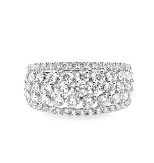 Elegant sparkling ring with diamond-like stones, perfect for special occasions or everyday wear.