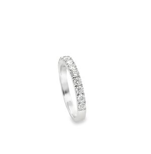 Elegant white metal ring with sparkling diamonds, perfect for timeless occasions and fine jewelry lovers.