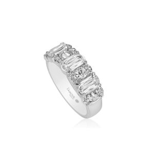 Elegant diamond ring in white gold with round and emerald-cut diamonds, perfect for engagements.