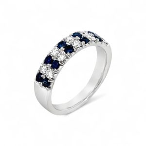Elegant sapphire and diamond ring in white gold, perfect for engagements or anniversaries.