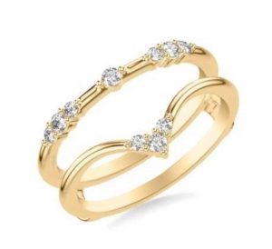 Stunning yellow gold intertwined rings with diamond accents, perfect for engagement or anniversary.
