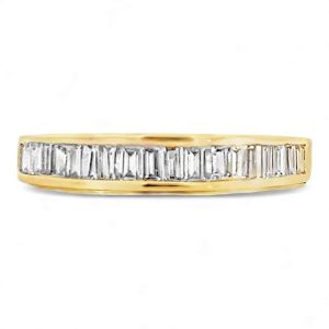 Elegant gold ring with emerald-cut stones, perfect for any occasion and timeless style.