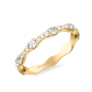 Elegant gold ring with sparkling diamonds, featuring a wavy design and exquisite craftsmanship.