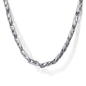 Elegant silver necklace with bold links, showcasing modern design and timeless sophistication.