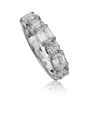 Elegant diamond ring in white gold, featuring round and emerald cut diamonds for timeless sophistication.